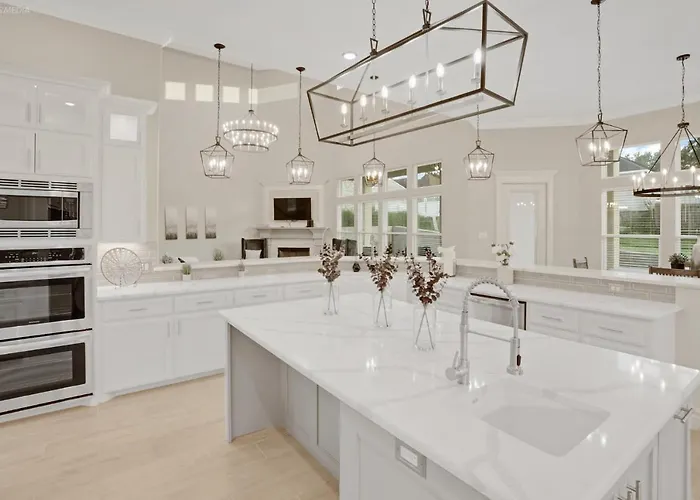 Newly Built Stylish Retreat With Designer Kitchen - Near Park & Beach
