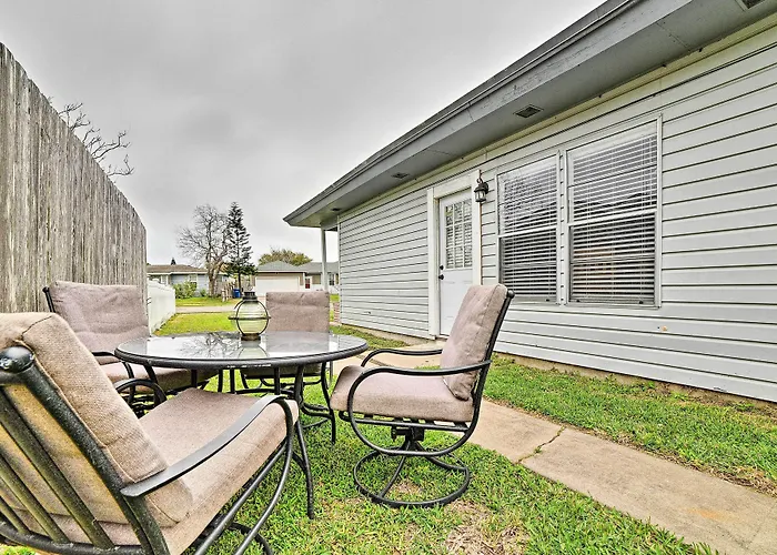 Coastal Escape W/ Yard, Walk 1 Mile To Texas A & M