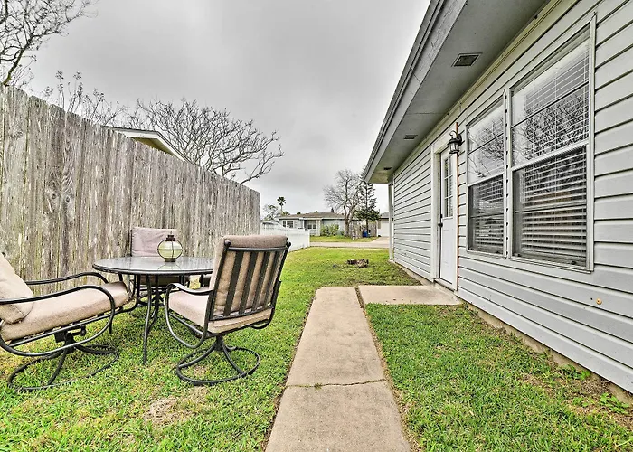 Coastal Escape W/ Yard, Walk 1 Mile To Texas A & M